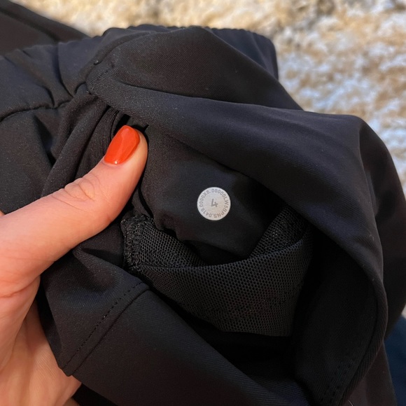 Lululemon On The Fly 7/8 Pant in Black size 4 - Picture 8 of 8